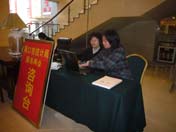 统计人员现场为委员和代表提供数据服务