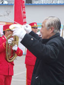 老文艺工作者正在指挥演奏