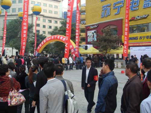 苏宁电器紫竹桥店iPhone 4排队现场