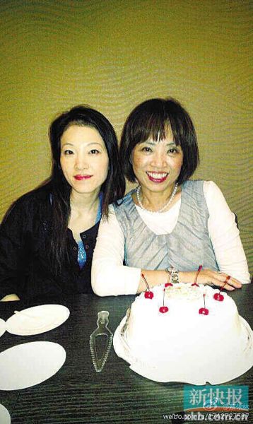 明星共祝母亲节：房祖名送红酒沙溢下厨煮面
