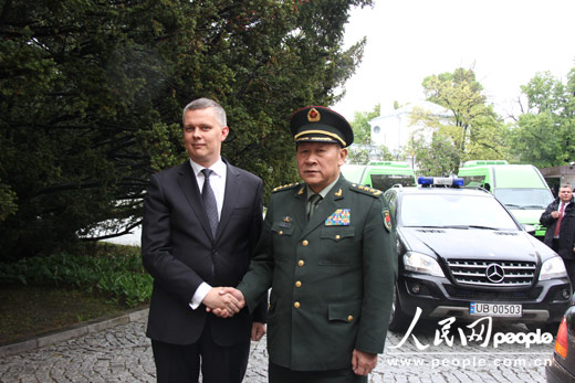 图为梁光烈在欢迎仪式前与波兰国防部长谢莫尼亚克合影。人民网记者--李增伟-摄