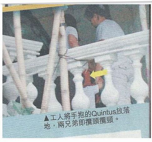 兄弟俩拥抱亲昵