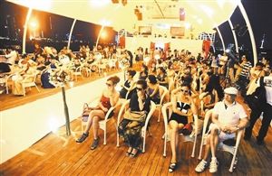 长江游轮上的富豪相亲会。图据荆楚网