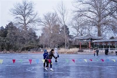 复旦大学学生在清华荷塘溺亡系因遇冰裂坠湖