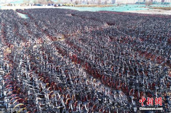 资料图：数千辆共享单车密密麻麻的停放在空地上，共享单车公司将这片空地当作单车的“冬眠地”，根据天气变化和市民需求进行增减。作者：七道阳光图片来源：视觉中国