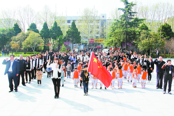 幼童祭烈士 警察当“保镖”