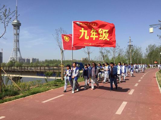 文昌中学千名学生徒步新周口