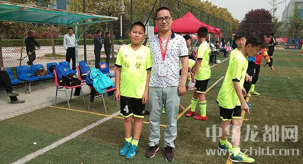 儿子来周口参赛 父亲一路陪同