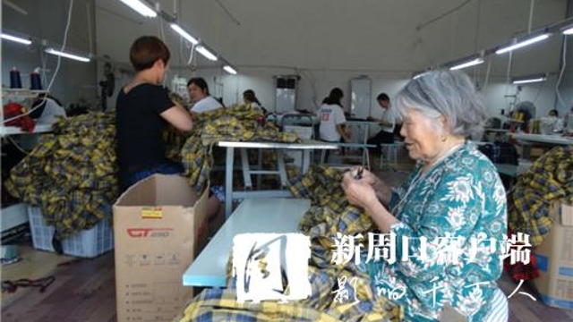 产业带动就业 沈丘留守妇女领薪