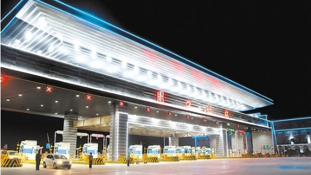 周口北收费站流光溢彩，一派迎接省十三运会的喜庆氛围