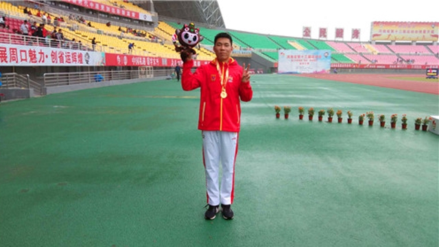 田径比赛少年男甲400米决赛 周口选手孙泽豪夺冠
