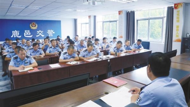 鹿邑交警：上党课纪念“九一八”