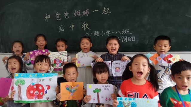 周口小学生和爸爸妈妈一起画中秋