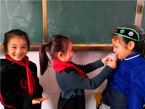 周口：小学生扮演“爷爷、奶奶” 感受重阳敬老情