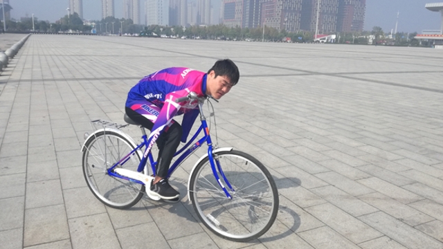 无臂青年岛建书 游泳骑车样样行