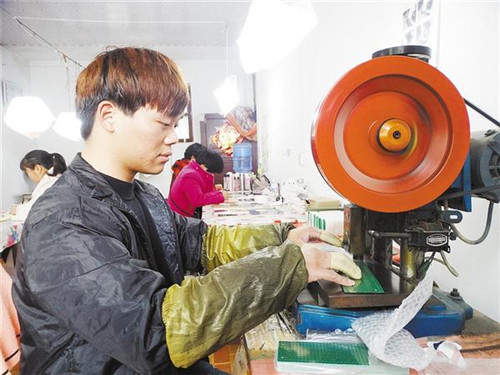 沈丘县周营村工人正忙着为苏州一家电子公司加工生产一批电子元件