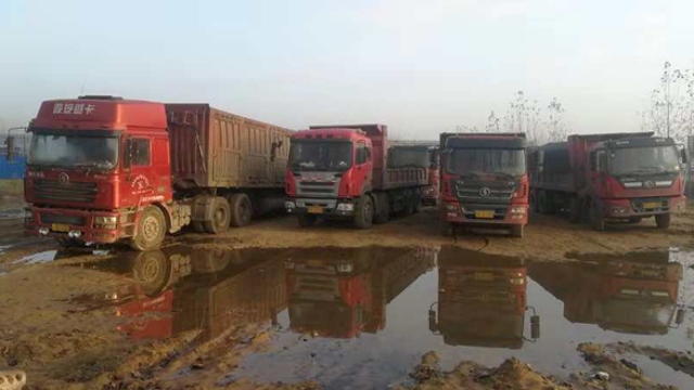 周口市一夜查扣23辆超限超载车