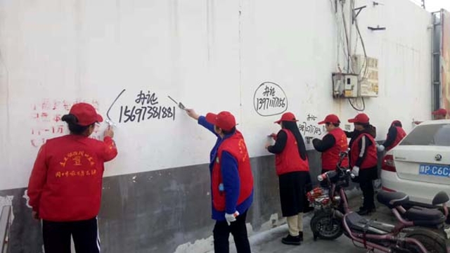 周口市“啄木鸟”志愿者再次向小广告宣战