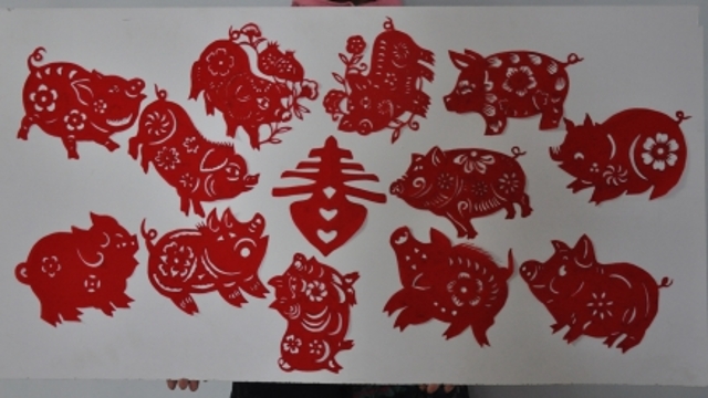 剪纸瑞猪闹新春