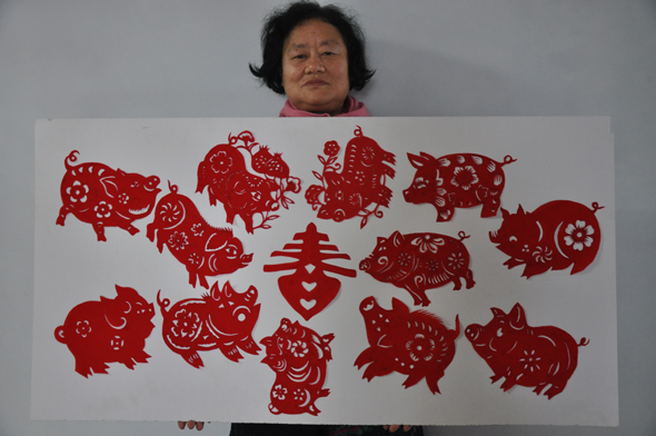 剪纸《瑞猪闹新春》
