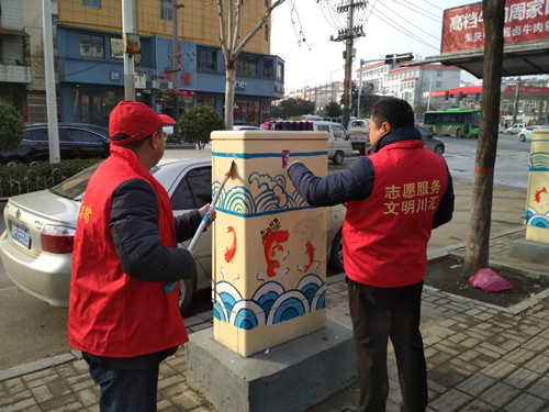 满城尽见“红马甲”