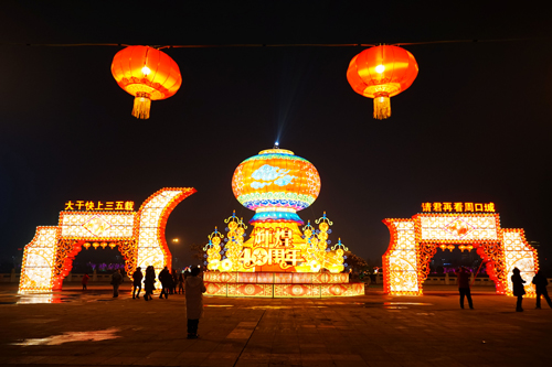 “欢乐进万家”元宵灯会：彩灯渐欲迷人眼 火树银花不夜天