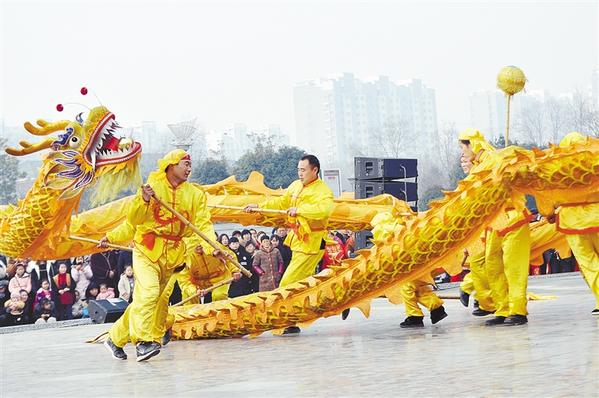 祖孙三代把龙舞