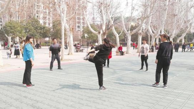 相约到公园 快乐踢毽子