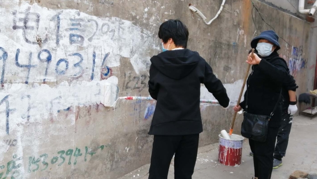 清理小广告 “洗脸”小街道