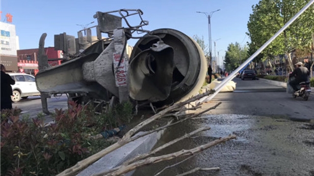 车速过快 罐车“摔倒”