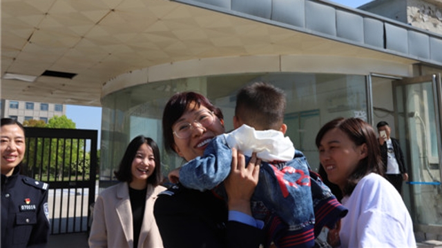 热心女警帮走失男孩回家