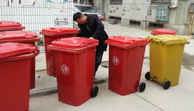 敞开式垃圾道“封口” 移动式垃圾桶“上岗”