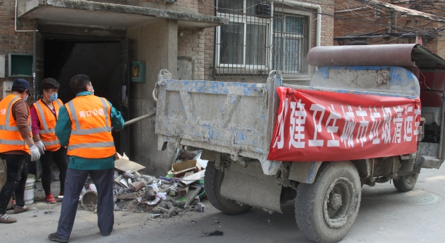 清理楼道垃圾 粉刷楼道墙壁