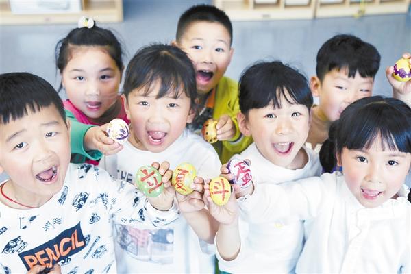 周口：小朋友“斗彩蛋”过立夏