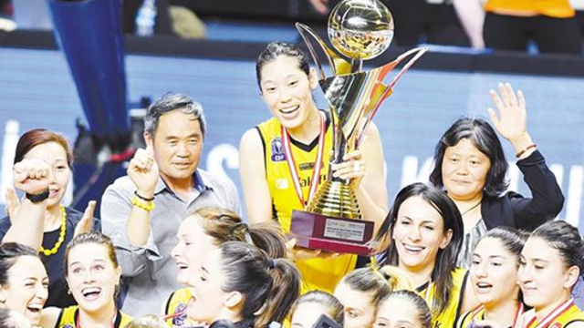 周口姑娘朱婷再获MVP 和父母一起庆祝