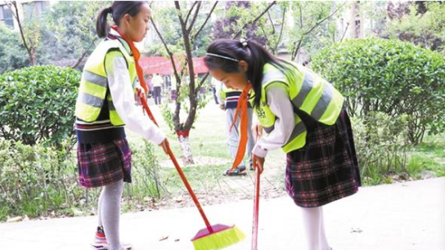 大手拉小手 共创卫生城