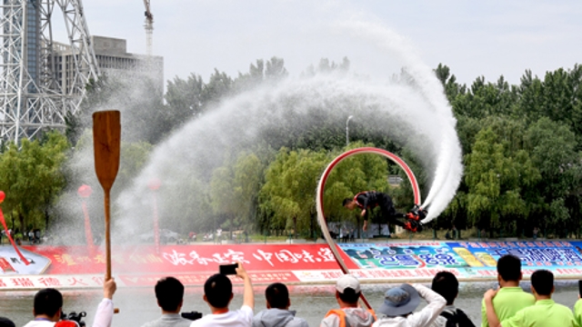 水上“钢铁侠”惊艳全场