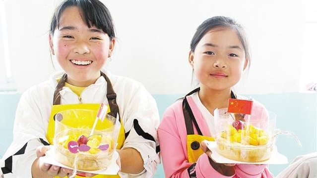 周口留守儿童做蛋糕庆“六一”