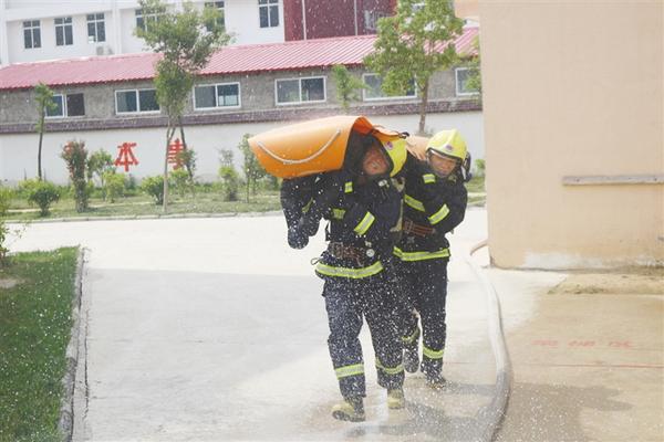 不畏酷暑大练兵