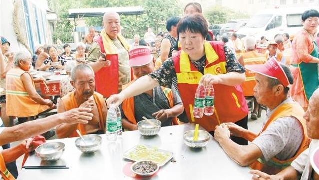 爱心献给环卫工