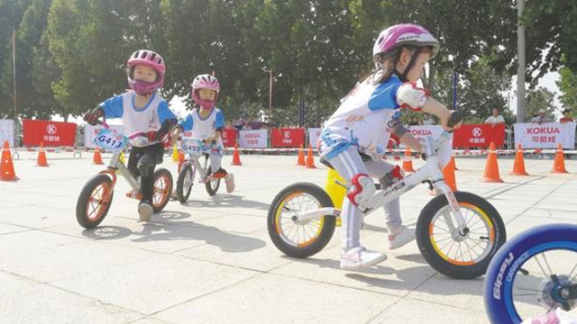 200萌娃上演“速度与激情”