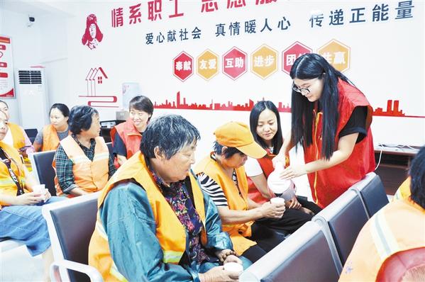 爱心驿站 情暖环卫工人