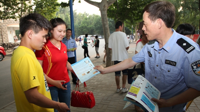 周口：开学季 禁毒民警宣传忙
