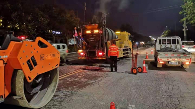 周口中心城区新型窨井盖“上岗”