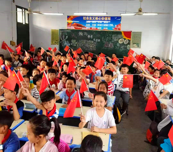 红领巾相约中国旗