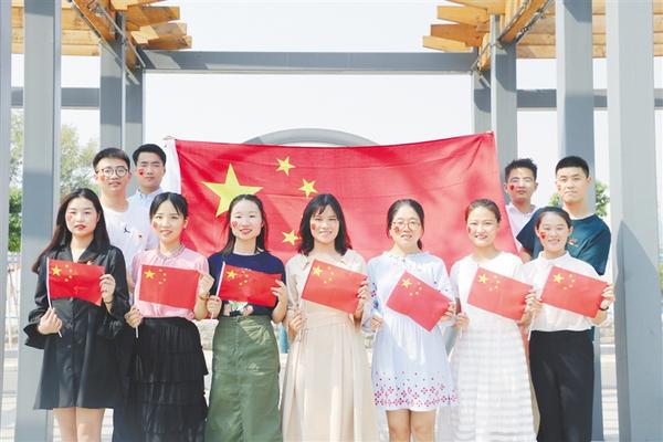 我和国旗合个影