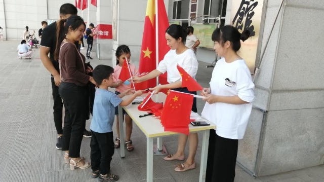 “我与国旗共荣光”