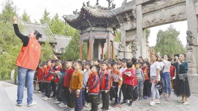 405名小学生关帝庙内开眼界