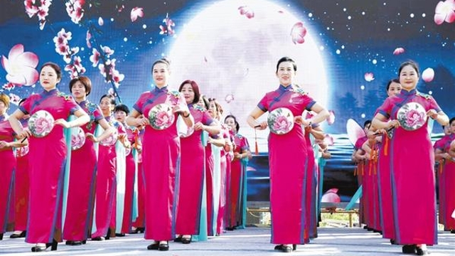 千人共秀旗袍 传承国粹经典