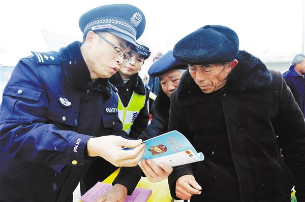 走村入户宣传防诈骗知识